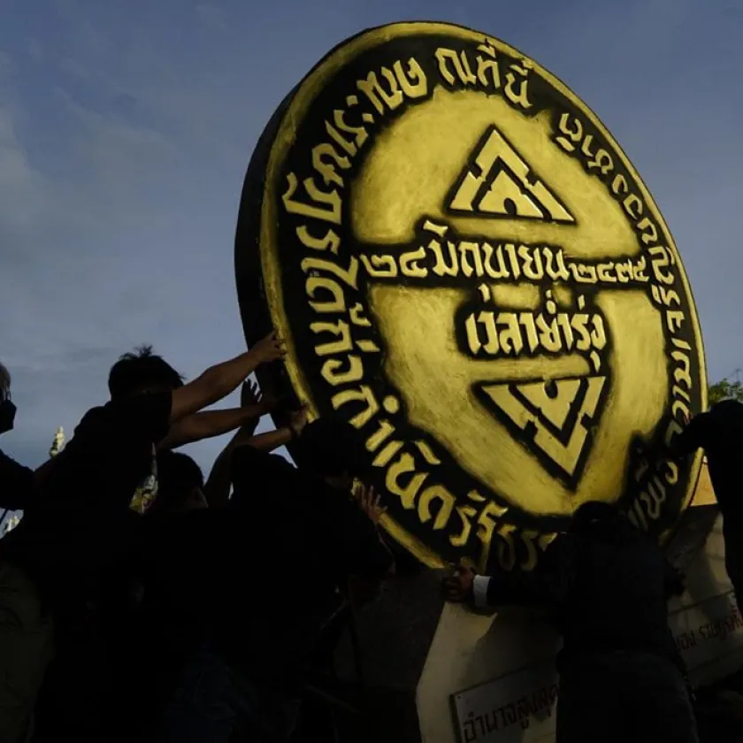 หมุดคณะราษฎรจำลอง ยุคที่สี่