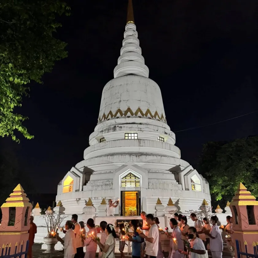 เจดีย์แฝดวัดประชาธิปไตย ที่เมืองโคราช
